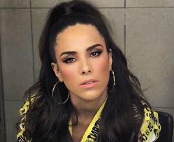 'eu estarei aqui', 'estúpido cupido', 'estou em suas mãos', 'era uma vez'. Wanessa Camargo Faz Pocket Show Com Entrada Gratuita Em Shopping De Goiania