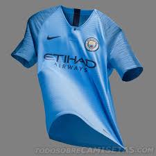 De hecho, en los primeros partidos del equipo, el club jugaba con un traje blanco y negro con una cruz patada como símbolo en el lado izquierdo del pecho. Manchester City 2018 19 Nike Home Kit Todo Sobre Camisetas