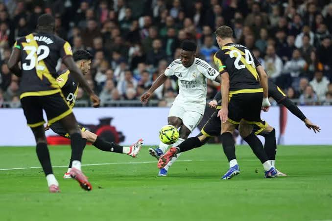 Vini Jr marca, Real Madrid sofre, mas vence com gol de Mbapp&eacute; na reta final