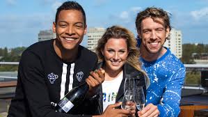 Niels van baarlen (45), sidekick bij de radioshow 'veronica inside', deed de onthulling live in de uitzending en kreeg daarna te horen dat die informatie nog geheim had moeten blijven. Deze Amersfoortse Doet Mee Aan Expeditie Robinson Indebuurt Amersfoort