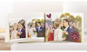 Erlebt Eure Traumhochzeit Immer Wieder Neu Mit Einzigartigen Fotoprodukten Zum Beispiel Einem Cewe Fotobuch Von Ihrem Perfekt Fotobuch Hochzeit Fotobuch Fotos