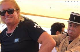 Die haben ihn mit drei polizisten aus dem flieger geholt und wie einen schwerverbrecher behandelt, berichtete die millionärsgattin in einem video, das sie oben im artikel sehen können. Robert Geiss Festgenommen In Saint Tropez