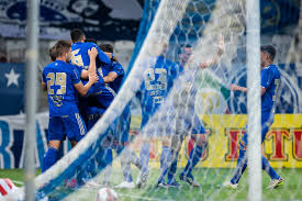 Recuou de peito com muita força e fez gol contra. De Tecnico Novo Cruzeiro Recebe O Goias Pela Serie B Gazeta Esportiva