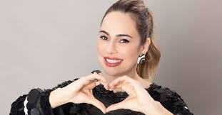 Gil Jung posa como Mamãe Noel sexy • DOL