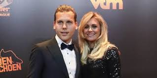 Als medespeler en misschien ook wel bij de trainer. Werkloze Vormer Cijfert Zich Weg Voor Vrouw Roos Moet Mensen Nu Beter Maken Voetbalprimeur Nl
