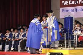 Permohonan ijazah sarjana (master) dan ijazah doktor falsafah (phd) adalah terbuka kepada pelajar sepenuh masa atau separuh masa serta sama ada yang bekerja atau tidak. Abg Jo Terima Ijazah Kehormat Doktor Falsafah Unimas Utusan Borneo Online