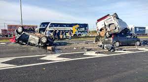 Dos parejas de jóvenes que viajaban a altísima velocidad en un peugeot 607 perdieron la vida al chocar contra un poste en la ruta panamericana a la altura. Myjh5dg5bbpi7m