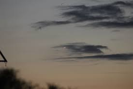 Ce ph�nom�ne est stationnaire dans le ne du ciel peu nuageux. Un Etrange Phenomene Observe Dans Le Ciel De La Reunion