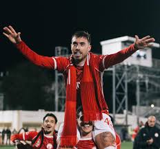 הוא אדום-לבן משבצות!...