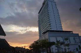 Senarai bangunan terbesar di dunia ialah senarai bangunan dari seluruh dunia yang disusun mengikut isipadu bangunan dan luas lantai. Kajian Menunjukkan Shah Alam Dan Bangi Merupakan Lokasi Yang Paling Ideal Untuk Diduduki Majalah Labur