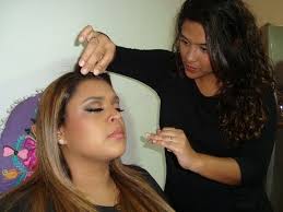 Designer de sobrancelhas da Rocinha Ellen Gomes, conquista celebridades