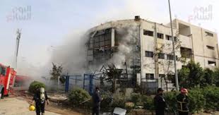 تجمع أهالي ضحايا مصنع العبور المحترق تمهيدًا لاستلام جثث ذويهم من مستشفى الخانكة بالقليوبية. Wunphwtkgxej3m