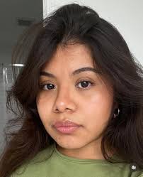 Luxury real estate marketing professional seeking roommates in Costa Mesa