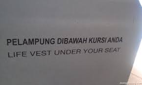 Benjolan yang dimaksud di sini bukanlah tonjolan kecil yang umumnya berada di permukaan lidah, melainkan benjolan di bawah lidah yang terasa mengganjal. Dibawah Atau Di Bawah Dipungut Dari Jalan