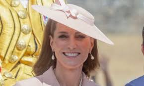 Rejoice, 'And Just Like That' Fans: Carrie Bradshaw's NYC Apartment is  Finally Furnished!