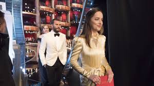 Live from the red carpet. Dakota Johnson Jamie Dornan Hailee Steinfeld Featured In Abc S Backstage Oscars Photos