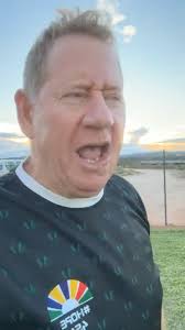 Ń vrou bel my in trane, my dogter sê vir my sy gaan ń man raak!