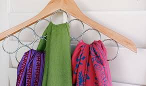 Membuat gantungan baju jemuran sendiri dari kayu bambu. 7 Dekorasi Kreatif Yang Bisa Dibuat Dari Gantungan Baju Bekas