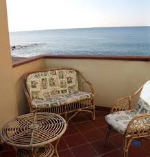 Il sicilia mare case vacanze si trova a san leone, a soli 50 m dalla costa e dalle sue spiagge. Case Vacanze Sicilia Capo D Orlando Salottino In Terrazzo Sul Mare Casa Cod Cd44