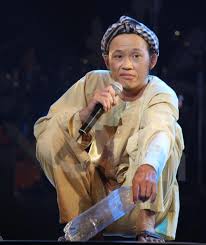 Hoài linh tên đầy đủ là võ nguyễn hoài linh (sinh ngày 18 tháng 12 năm 1969 tại khánh hòa, quê quảng nam), anh trai ruột của ca sĩ phương trang và ca sĩ hoài linh làm giám khảo của nhiều chương trình truyền hình như gương mặt thân quen, ơn giời! Tiá»ƒu Sá»­ Danh Hai Hoai Linh