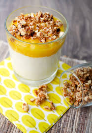 Kokosquark Mit Mango Kokosmilch Ahornsirup Und Nussen