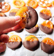 Per guarnire poi, abbiamo usato tante fettine di arancia caramellate in forno con zucchero di canna integrale. Arance Caramellate Ricoperte Di Cioccolato Dolci Di Frolla