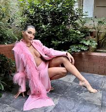 Aybüke Pusat'ın göğüsleri baştan çıkarıcı ve kalçaları muhteşem