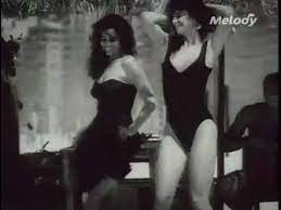 Essa moça tá diferente chico buarque/1969 essa moça tá diferente já não me conhece mais está pra lá de pra frente está me passando pra trás essa moça tá decidida a se supermodernizar ela só samba escondida que é pra ninguém reparar eu cultivo rosas e rimas achando que é muito bom ela me olha de cima e vai desiventar o som Chico Buarque Essa Moca Ta Diferente Youtube