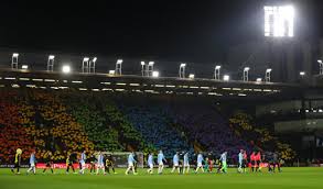 Dazu erklärt christian rudolph, mitglied im. Aktion Gegen Homophobie Fussball Im Zeichen Des Regenbogens Bild De