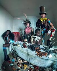 Black Alice In Wonderland Alice In Wonderland Calendario Pirelli 2018 All Black By Tim Walker Duckie Thot As Alice Sasha Lane As Th Tim Walker Fotografia Di Moda Fotografia Editoriale