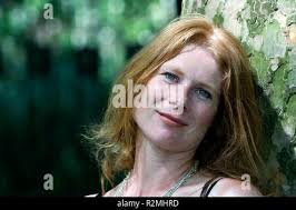 Donna shine brilla luminosa lucent luce luminosa serena mano faccia bocca  dapper Foto stock