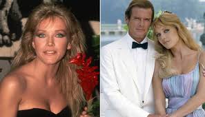 According to the hollywood reporter, the actor collapsed while walking her dogs on besides playing the bond girl, she is also known for her role of midge pinciotti in 'that '70's show.' Wou Ql234b7zjm