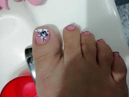 Por otro lado, cada vez está más de moda pintarse las uñas de los pies, pudiendo elegir entre diversos diseños y colores según la época del año y sus a la hora de pintar las uñas, puede resultar un poco más incómodo hacer la línea blanca en los pies que en las manos, dependiendo de la flexibilidad de. Diseno Unas Manos Y Pies Disenos De Unas Noelia S Facebook
