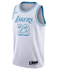 Dazu kommen sondertrikots, die es seit 2002 in weiß gibt und die traditionell sonntagmittags und sonntagnachmittags getragen werden. Herren Trikot Nba Lebron James Lakers City Edition 2020
