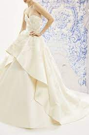See Who Beat Out The Royals For Most Expensive Celebrity Wedding Dress Of All Time Carolina Herrera Bridal Herrera Wedding Dress Expensive Wedding Dress