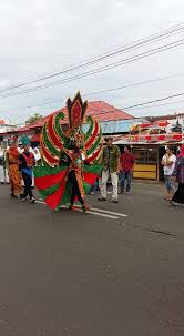 Orang gemuk tentunya memiliki ukuran tubuh yang melebar kesamping. Kumpulan Desain Baju Pada Karnaval Batik Besurek Bengkulu 2016 Milda Ini