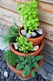 Ein Beet Mit Frischen Krautern Zu Haben Ist Eine Schone Sache Am Besten In Einer Krauterspirale Weil Dann J Garten Vertikaler Garten Vertikaler Krautergarten