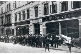 Hannover 1930 Schillerstrasse Madsack Vor Dem Verlagshaus In Der Schillerstrasse Warten In Den 1930er Jahren Regelmassig Mens Hannover Alte Werbung Alte Fotos