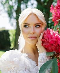Makeup artist for Costa Brava wedding with experience in facial features  and Lebanese style makeup
