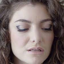 You can feel this in the transitions to but ever song's. and but everybody's like cristal.; In Her Royals Music Video Us Version Lorde Used Black Eyeshadow On Only The Outer Corners Of Her Eyes To Create A Wing Makeup Makeup Inspiration Eye Makeup