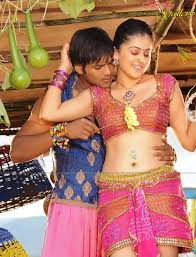 Tapsee Pannu, Navel hug