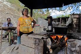La tortilla asada, el sancocho y el tasajo son algunos de los platillos que he tenido el privilegio de saborear. El Amor Odio De Las Familias Rurales Cubanas Por El Fogon A Lena