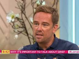 Dies ist jedoch eine seltene krankheit, und in großbritannien (uk) wurde jedes jahr bei rund 650 menschen eine akute myloide leukämie diagnostiziert. Simon Thomas In Early Stages Of New Relationship After Losing Wife Gemma Mirror Online