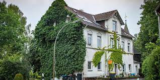 Nicht die notarielle beglaubigung ist bei einem vorkaufsrecht wichtig, sondern die eintragung dieses rechtes in die zweite abteilung des grundbuches. Vorkaufsrecht Noch Fur 100 Jahre Stadt Hamburg Kauft Nach Und Nach Die Deiche Auf Hamburger Morgenpost