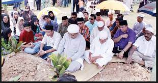 Kaum lelaki digalakkan menghantar jenazah hingga ke kubur, sebaliknya kaum wanita kurang digalakkan kerana dikhuatiri akan meratapi kematian tersebut. Antara Adat Melayu Yang Bertentangan Islam Tetapi Masih Di Teruskan Hingga Kini Web Ilmu Islam