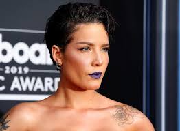 Halsey began touring with the kooks in august 2014 and performed various original songs. Halsey Gratuliert Freund Mit Sussem Babybauch Foto