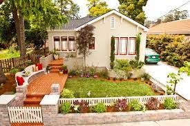 Konsep blurring paving edges untuk taman depan rumah. 10 Model Taman Rumah Keren Untuk Lahan Sempit