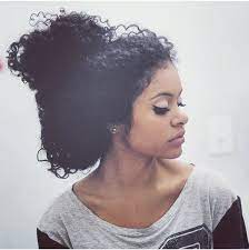 Steffany Borges Messy Bun Curly Bun Loose Bun Hairstyles For Long Curly Hair Loose Curly Bun Curly Hair Styles Curly Hair Inspiration Long Hair Styles