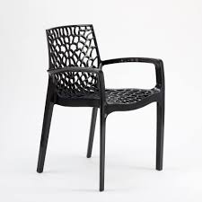 Designer haben kunststoff als material für außergewöhnliche schicke kunststoffstühle für esszimmer und küche. Stapelstuhl Mit Armlehnen Von Glanzenden Kunststoff Fur Innen Und Aussen Idfdesign