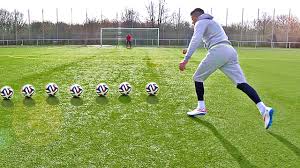 Kaki tendang diayun dari belakang. 8 Teknik Dasar Permainan Sepak Bola Yang Benar Lengkap Freedomsiana